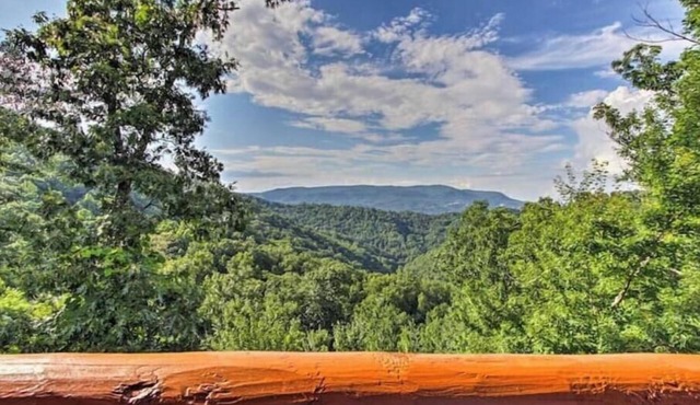 Sky High Mountain Views w/HotTub Resort Pool &Gym