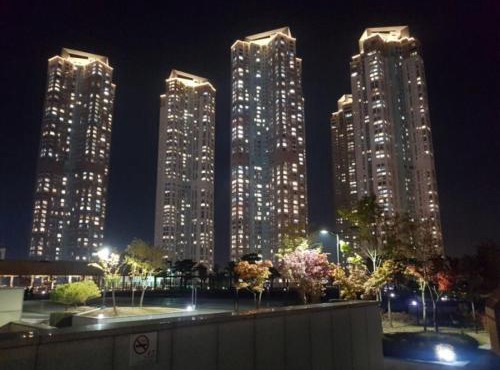 Sky lounge with Han River view, Ilsan Lake Park, KINTEX, Goyang Sports Complex, Gimpo Airport- Landmark Stay in Ilsan