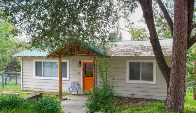 Sky Ranch Cottages - Orange Door