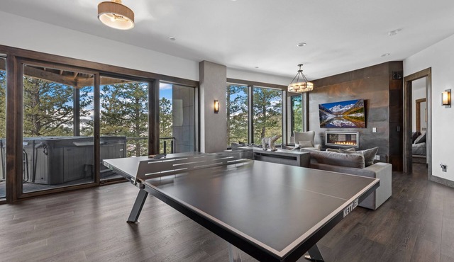 Skyes Peak - Luxury Mountain Retreat with Breathtaking Views and Hot Tub