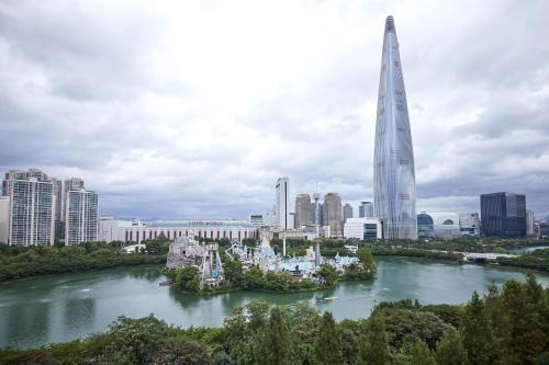 SkyLakeStay - Jamsil Luxury Skyline View Seokchon Lake, Lotte Tower, Lotte World