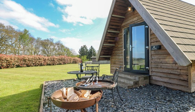 SKYLARK, romantic, with a garden in East Leake