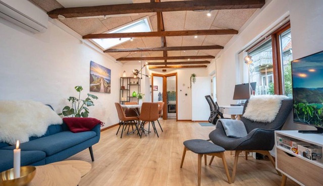 Skylight Lodge - Private Terrace, Free Parking & Walk to City
