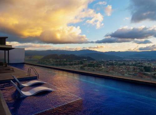 Skyline 20th Floor Studio with Pool, AC & Free Parking