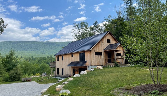 Skyline Cabin: Panoramic Mountain Views, Hot Tub, Fire Pit, Skiing, Manchester