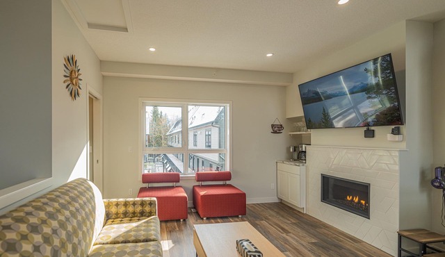 Skyline Escape Mountain Views + Hot Tub + Pool