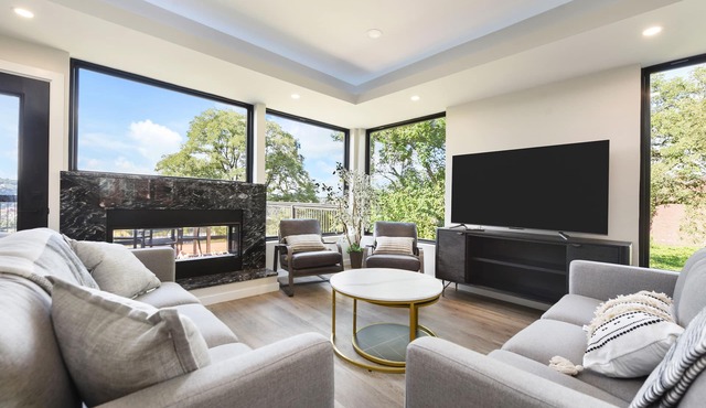 Skyline Haven:5BR/3.5BA + Garage Parking + Rooftop