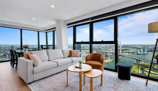 Skyline Luxe 3BR 3BA with Free Carpark, River & Ocean Views