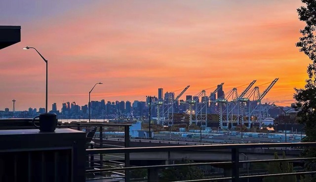 Skyline Rooftop Lounge, BBQ + Fire Pit, Near FIFA, with AC!