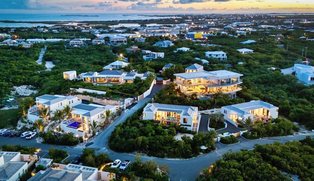 Skyline Villas - Estate (up to 40 Guests)