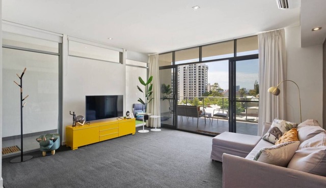 SkylineViews - Stylish 2BR Gem | Walk to WACA, River