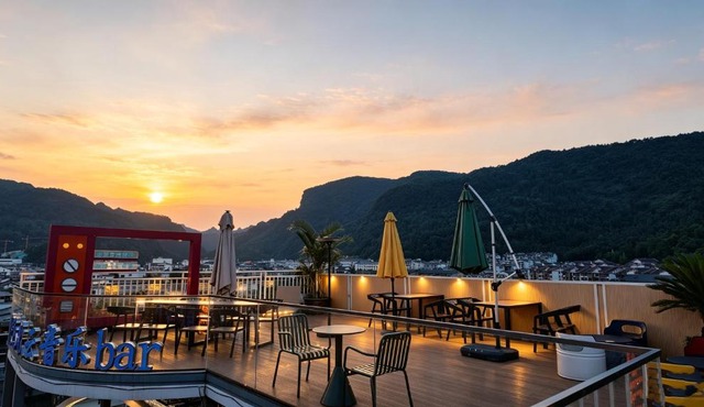 Skyridge Hotel-Mtn View Rooms & Rooftop Bar-Free cup of coffee-English Butler