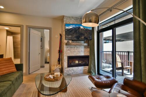 Skywalk Flats Amphitheater Retreat: Downtown, Rooftop Hot Tubs