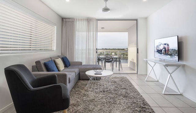 Sleek 2-Bed Unit With Expansive Water Views