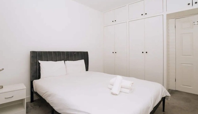 Sleek & Central 2BD Flat - Haymarket