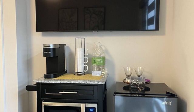 Sleek city studio! Perfect to accommodate your quick trips in the city.