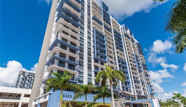 Sleek Doral Gem: Spacious Retreat