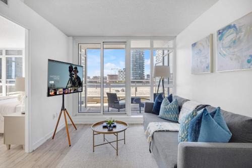 Sleek Downtown Oasis Modern Retreat in Toronto