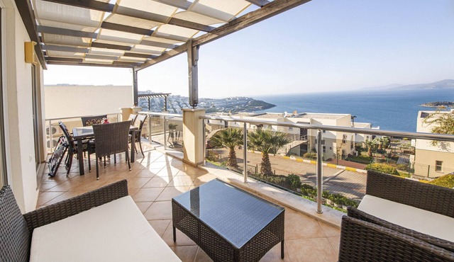 Sleek Flat with Private Beach and View in Milas