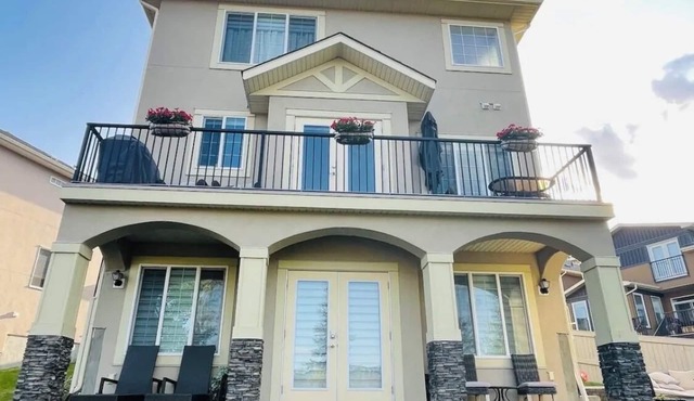Sleek Guest House Romantic Two bedrooms spacious Basement suite