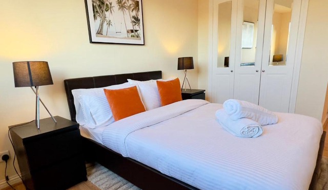 Sleek & Modern 2BR - Easy Access to City Centre