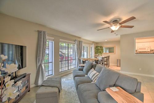 Sleek Phoenix Condo: Walk to Biltmore Fashion Park