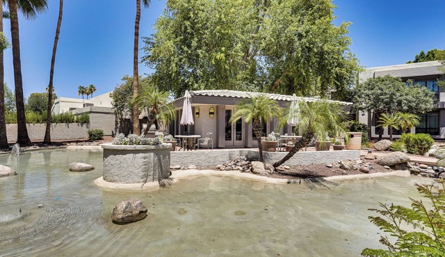 Sleek Phoenix Condo: Walk to Biltmore Fashion Park