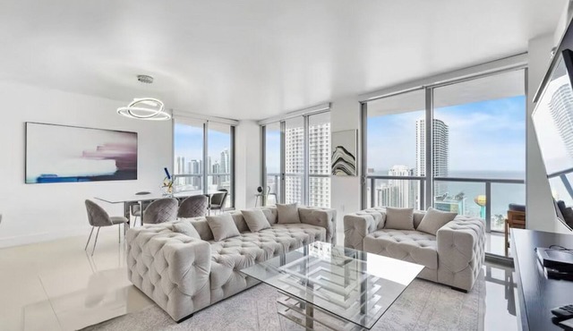 Sleek & Spacious 3-BR Condo at Miami’s Beachwalk Resort - 25 min to FIFA!