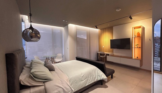 Sleek Studio Suite | Panoramic Quito Views | Walk to La Carolina Park