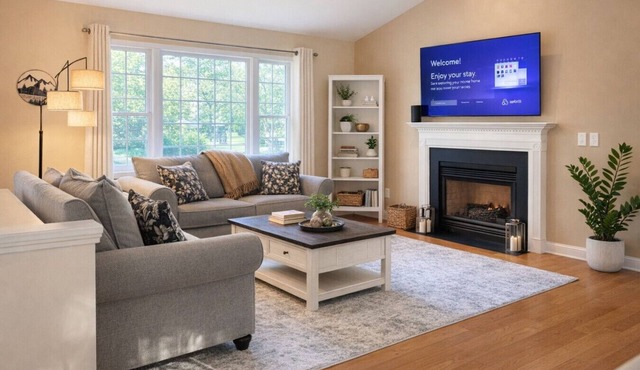 Sleep up to 12, quick access to Kittery and Portsmouth, Beaches, Boat Launch