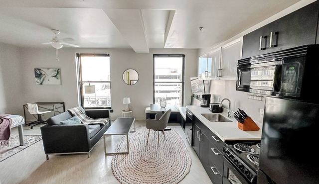 Sleepover: Stunning Studio - Downtown Springfield