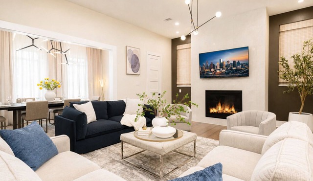 Sleeps 10! Rooftop Luxe Pet-Friendly Downtown