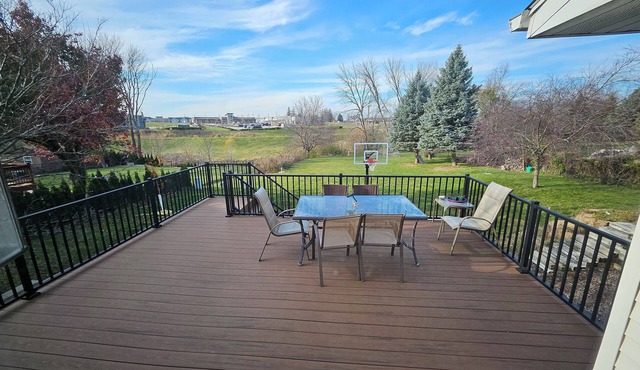 Sleeps 10, spacious home w/1 acre yard, 4 Bedrooms