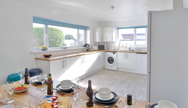 Sleeps 11, 2 Bath Bungalow - Parking & Free Wifi