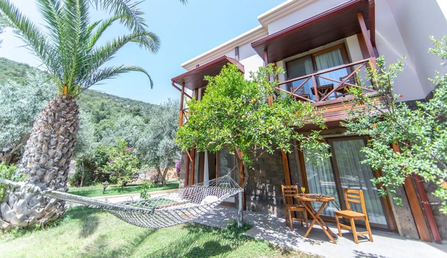 Sleeps 2, Modern Apartment with Shared Pool - AWZ 304