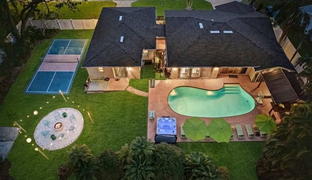 Sleeps 20~Heated Pool~Pickleball~Hot Tub~Fire Pit