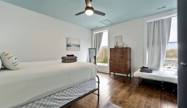 *Sleeps 4* Downtown USA ~ Walkable Dickson Apt