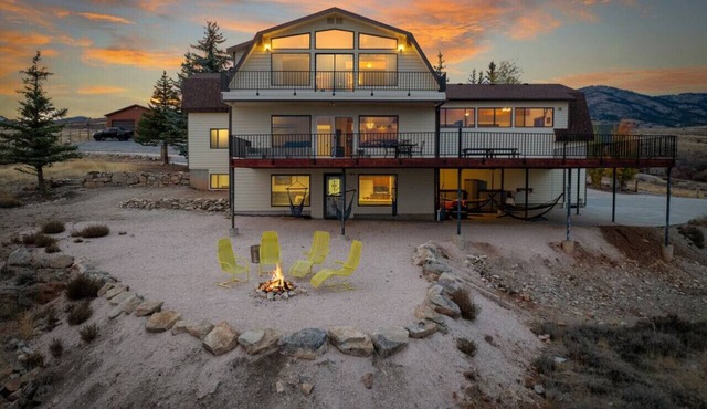 Sleeps 50, Amazing Views, Hot Tub, Sauna & More!