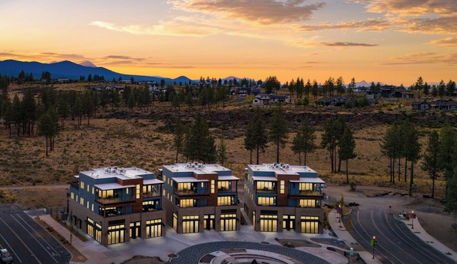 Sleeps 60! 12 Modern Units/30 BDRs w/Deck+Hot Tub, Fully Private, Near Downtown