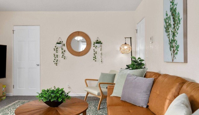 Sleeps 7{SPACIOUS}Pets Welcome!