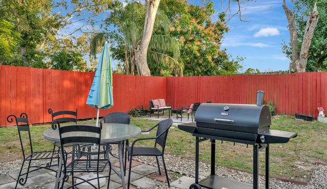 Sleeps 8 Near Busch Gardens with BBQ and Fenced Yard