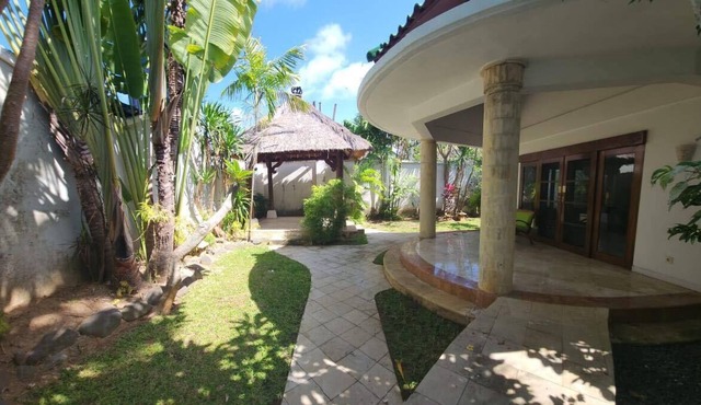Sleeps Twelve. 6 bdm/6 bath. 5 min walk to beautiful Sanur beach