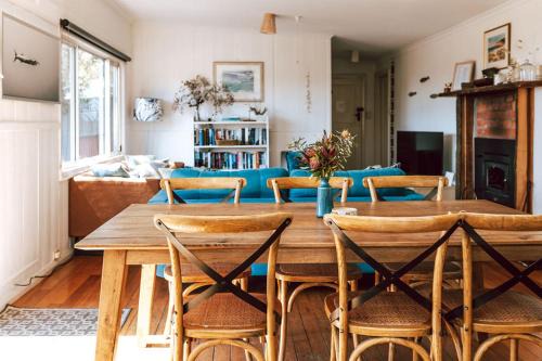 Sloop Cottage - Beachfront - Vibes