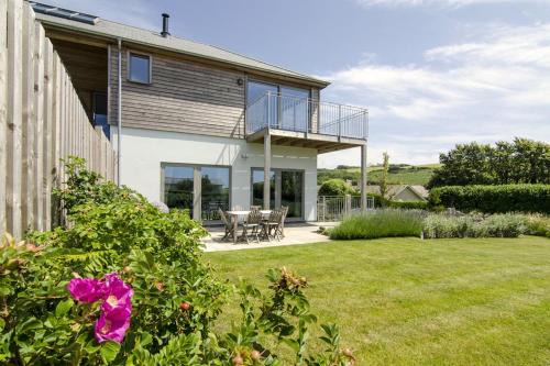 Sloopside Apartment in the centre of Bantham with sea views