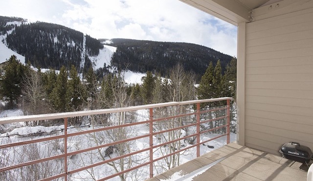 Slope-Side Ski Run Condo: Walk to Lifts, Indoor Pool, Hot Tub, Sauna and Stunning Mountain Views