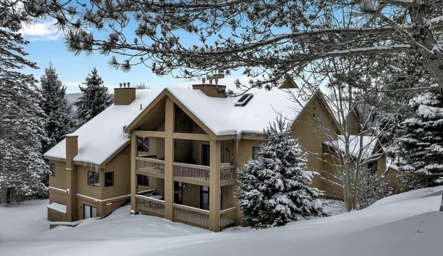 Slopeside Retreat with Modern Mountain Style
