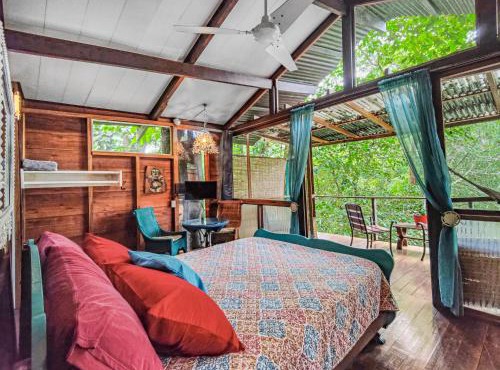 Sloth Romantic Treehouse with plunge pool