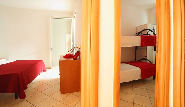 Small apartment with 3 places on the ground floor (Aphrodite) and 100 m from the beach