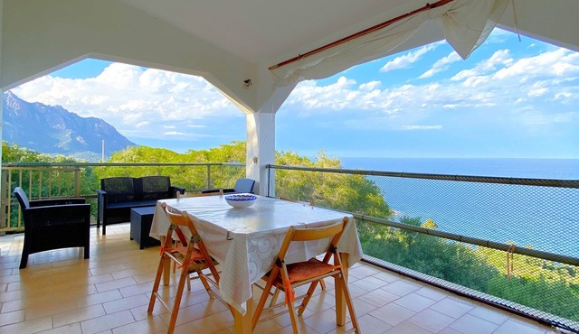 Small apartment with direct access to the sea