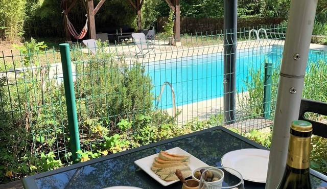 Small cottage in the woods with private pool
